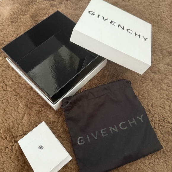 Authentic Givenchy Box with dust bag and authenticity card - Picture 3 of 6